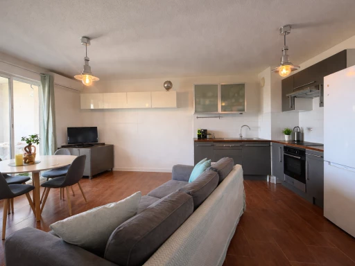APPARTEMENT T3 DERNIER ETAGE AVEC PARKING GRANDE TERRASSE ET VUE MER