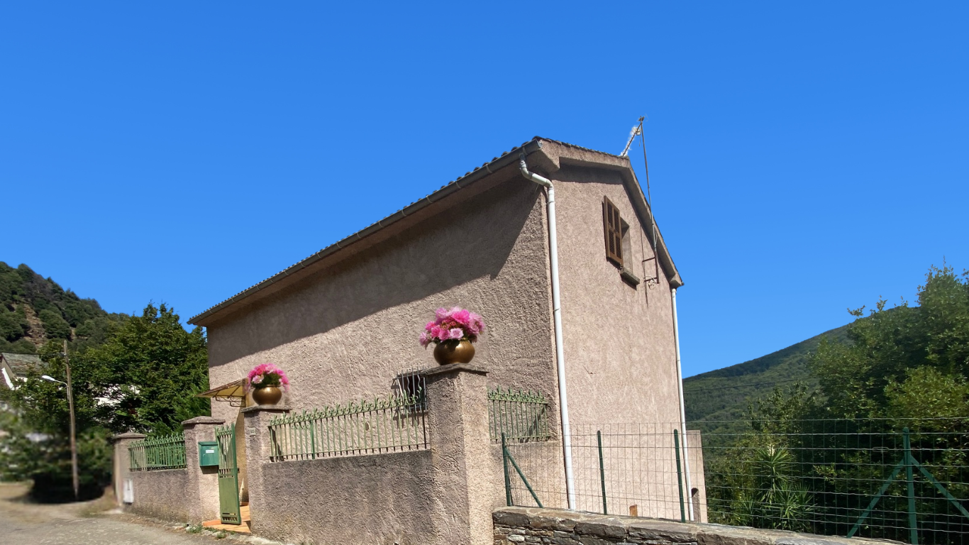 MAISON DE VILLAGE EN PIERRE DE 127 M2 AVEC GRENIER AMENAGEABLE ET JARDIN EN TERRASSE