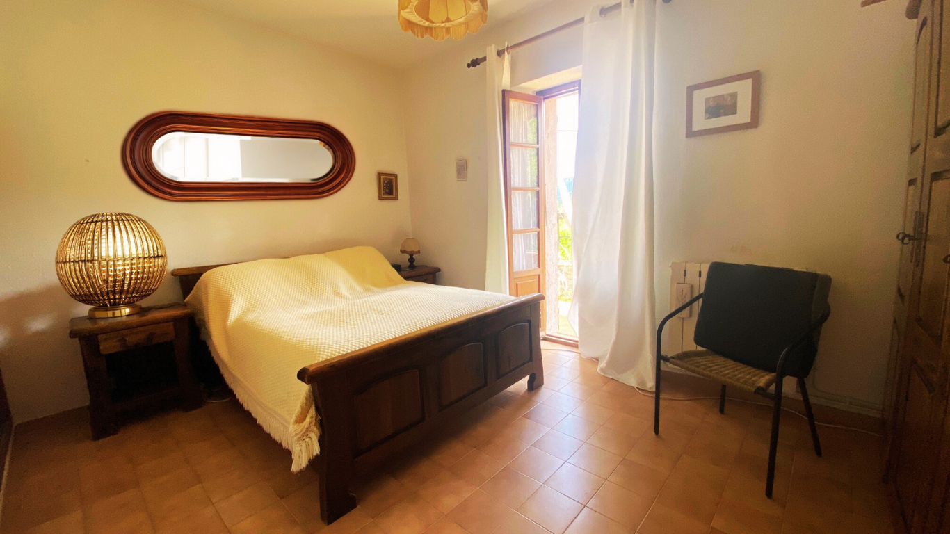 MAISON DE VILLAGE EN PIERRE DE 127 M2 AVEC GRENIER AMENAGEABLE ET JARDIN EN TERRASSE