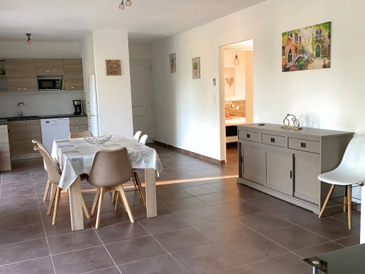 Maison mitoyenne de 70 m2 avec terrasse, cave et jardin.