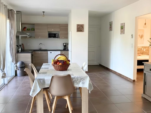 Maison mitoyenne de 70 m2 avec terrasse, cave et jardin.