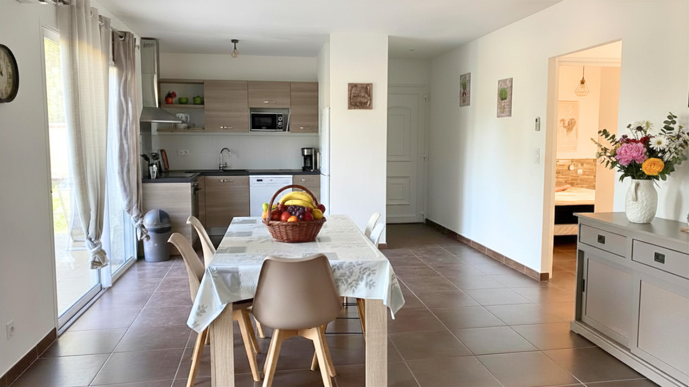 Maison mitoyenne de 70 m2 avec terrasse, cave et jardin.