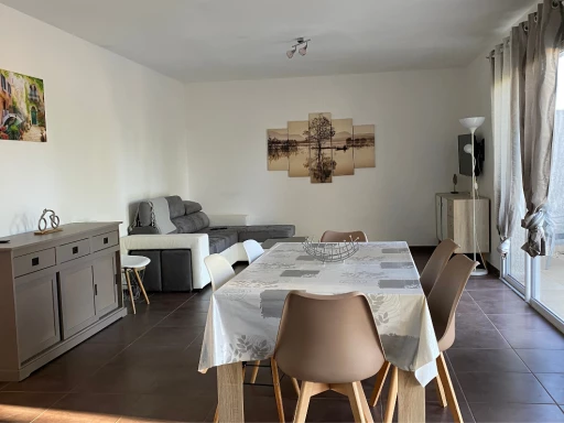 Maison mitoyenne de 70 m2 avec terrasse, cave et jardin.