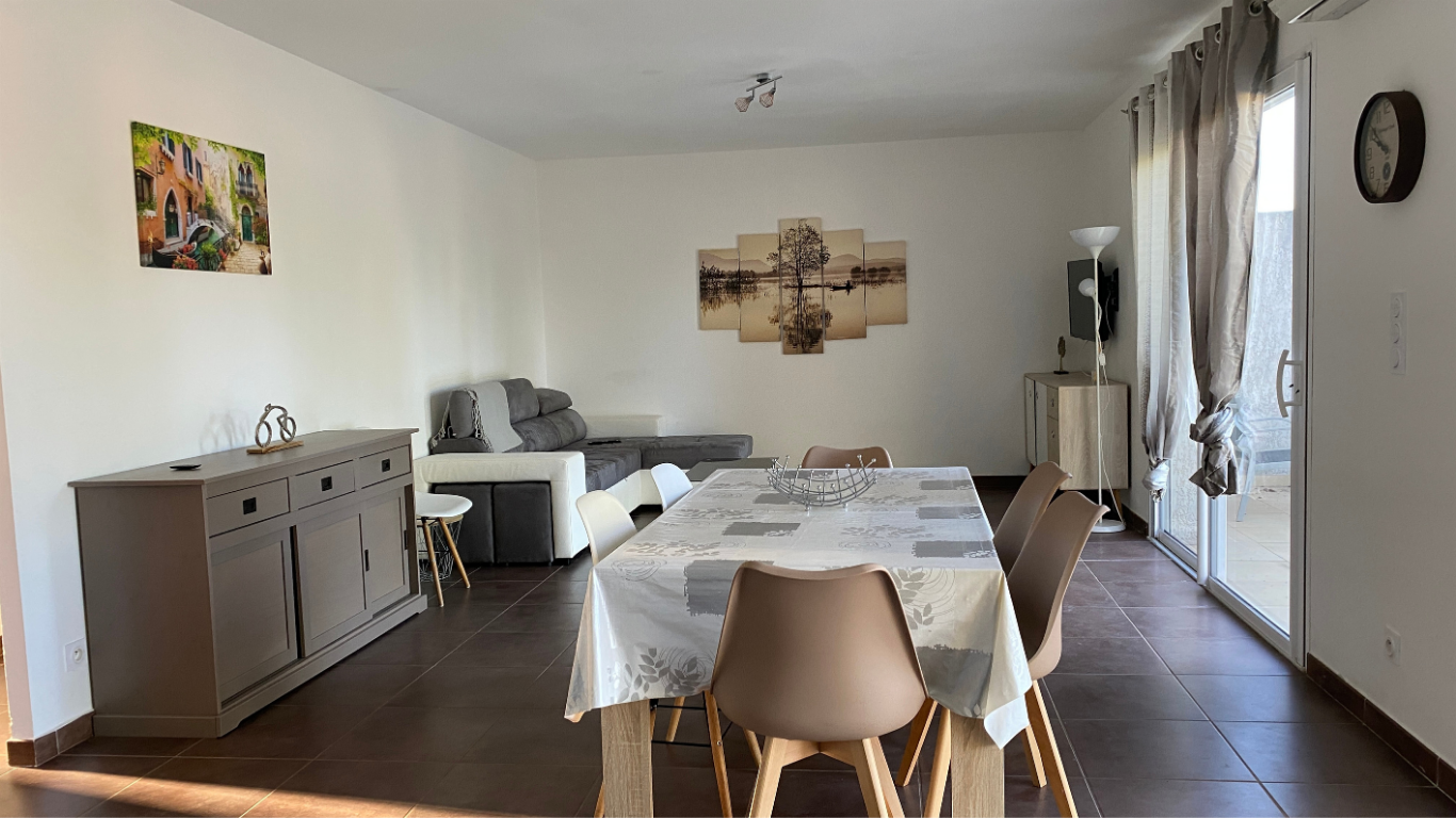 Maison mitoyenne de 70 m2 avec terrasse, cave et jardin.
