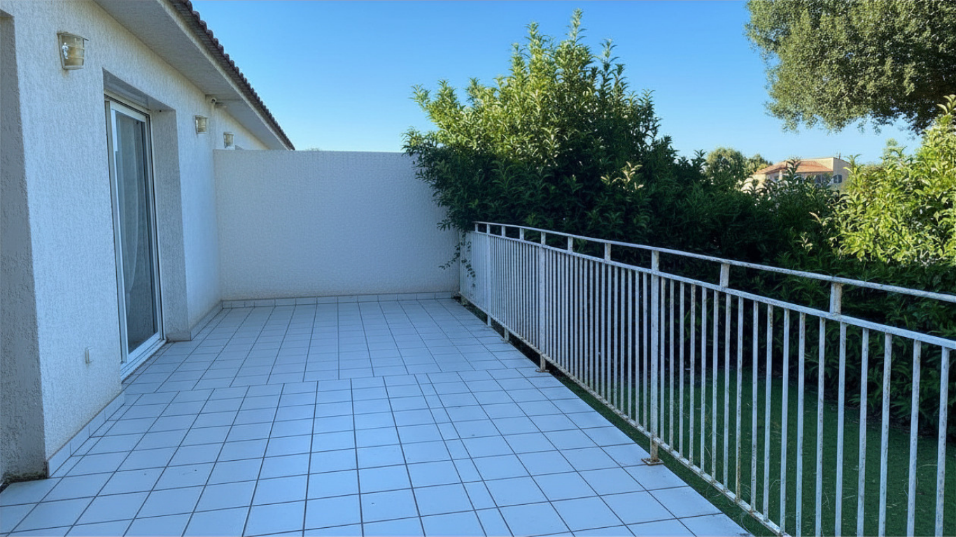 Maison mitoyenne de 70 m2 avec terrasse, cave et jardin.