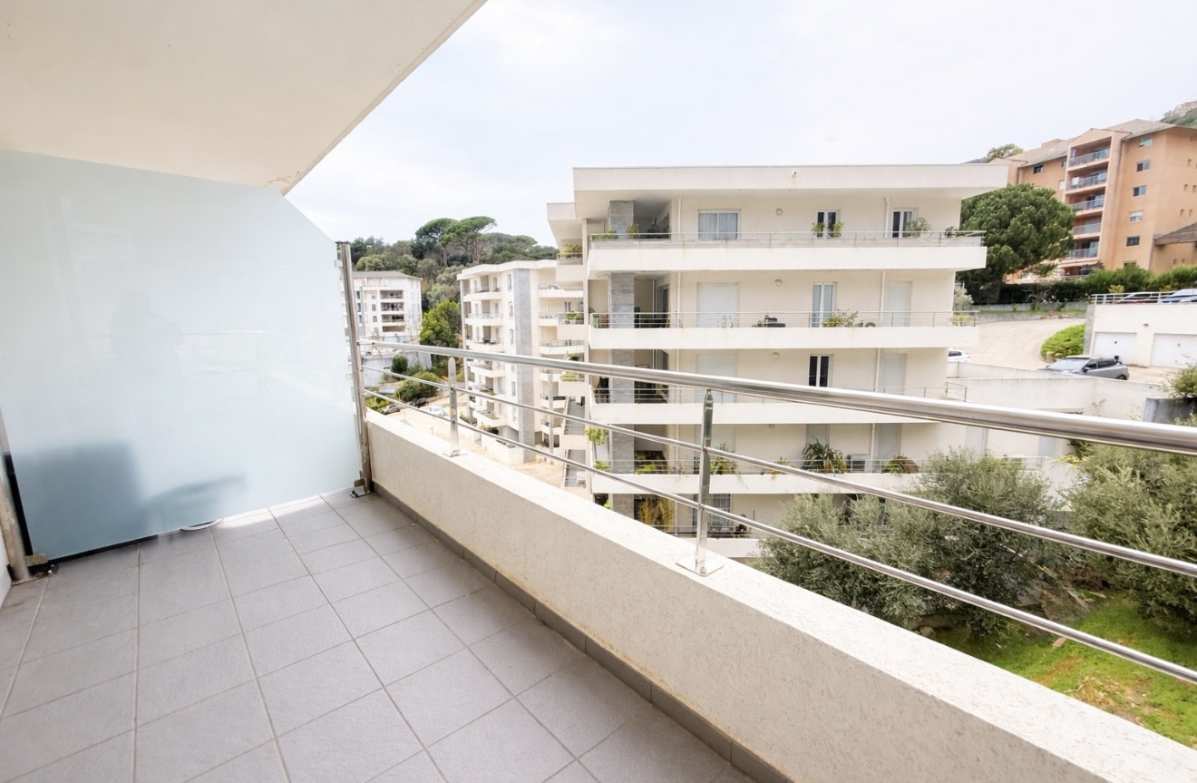 BASTIA HAUTEUR T3 avec parking privé et cave