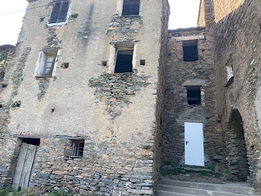 Maison de village mitoyenne, en pierre et toit en lauze avec cave, à rénover.