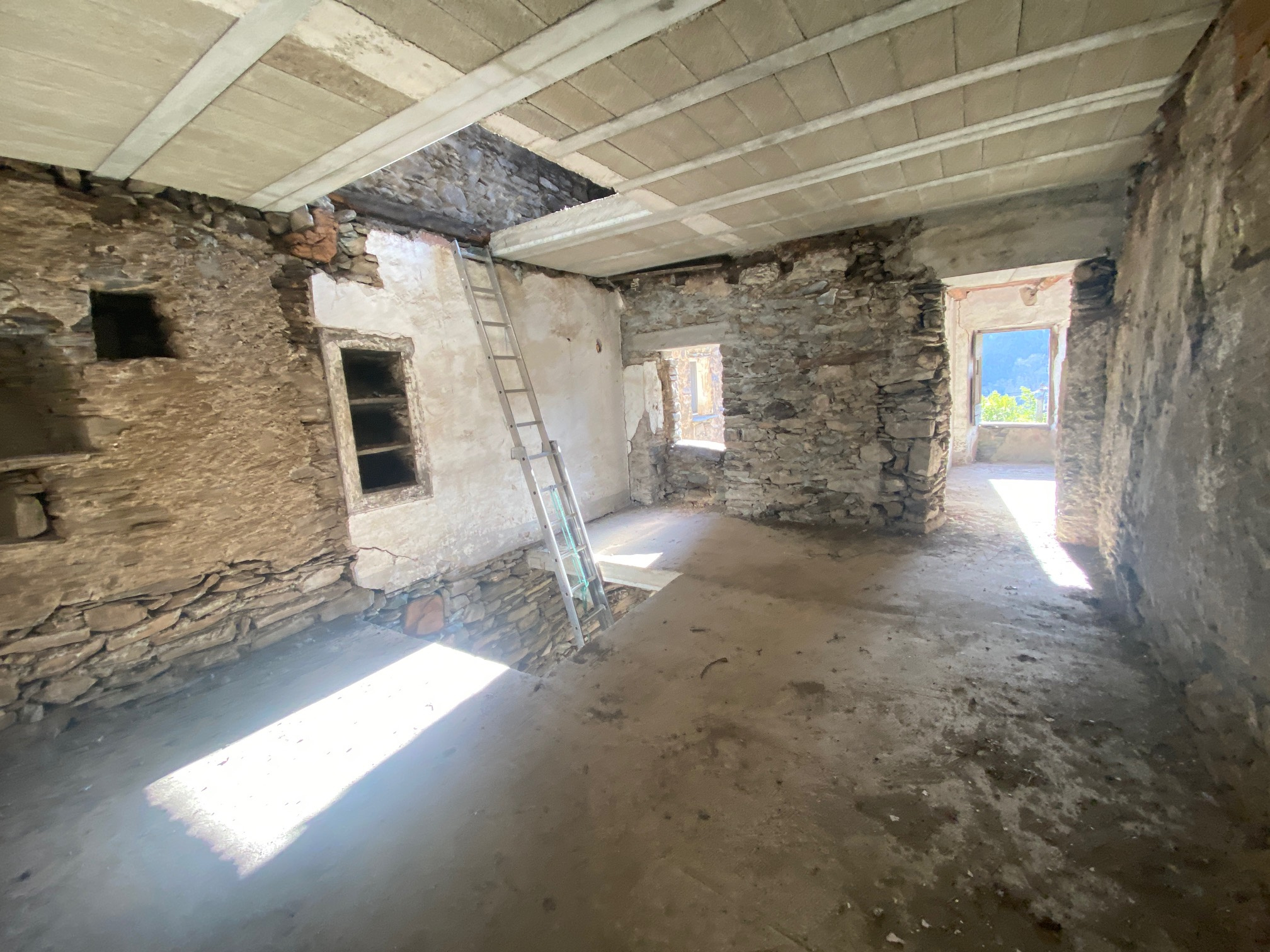 Maison de village mitoyenne, en pierre et toit en lauze avec cave, à rénover.