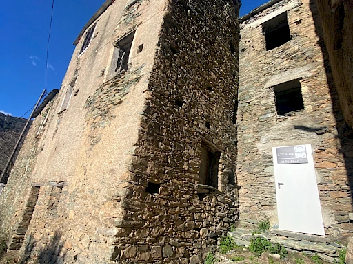 Maison de village mitoyenne, en pierre et toit en lauze avec cave, à rénover.