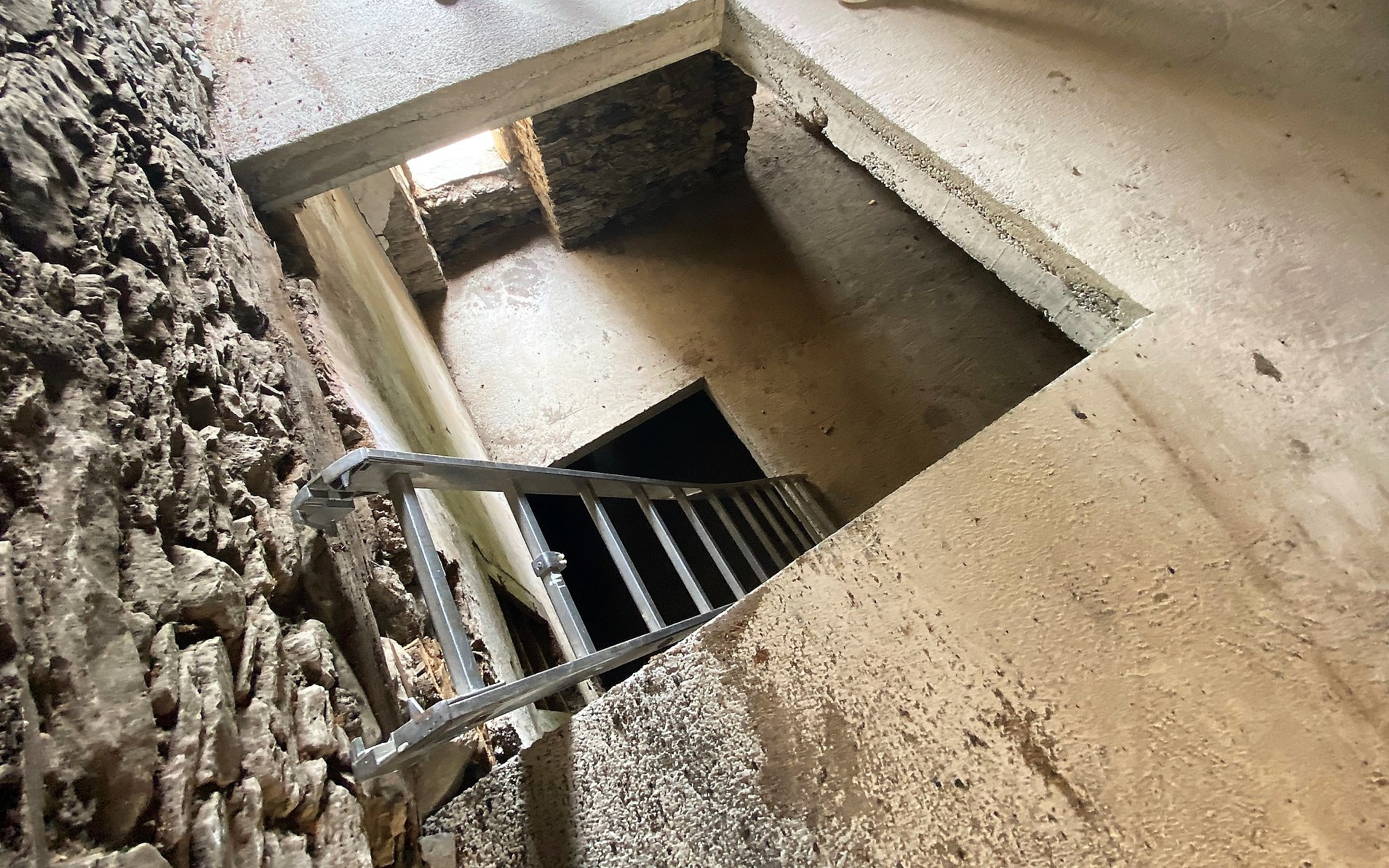Maison de village mitoyenne, en pierre et toit en lauze avec cave, à rénover.