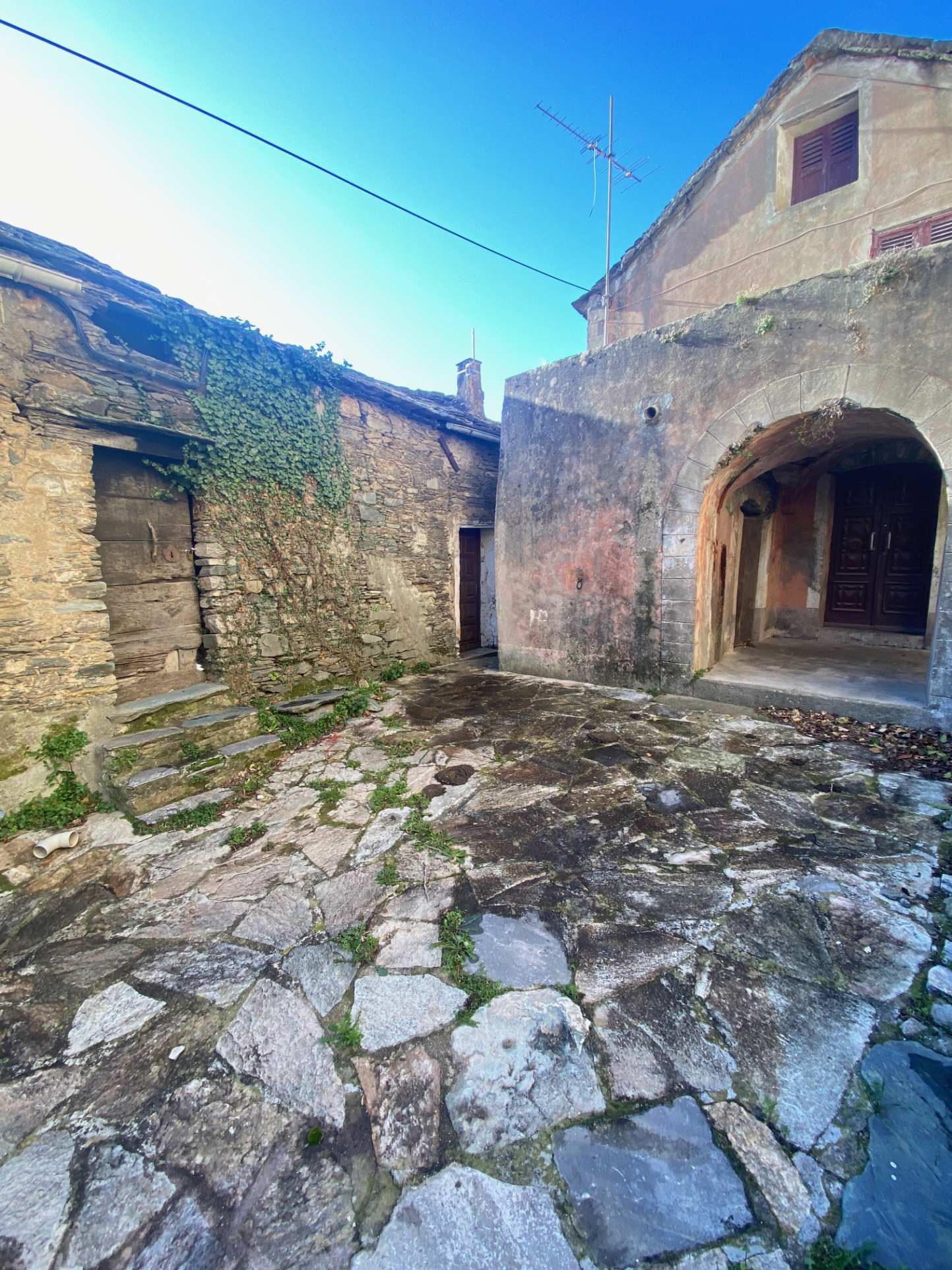 Maison de village mitoyenne, en pierre et toit en lauze avec cave, à rénover.