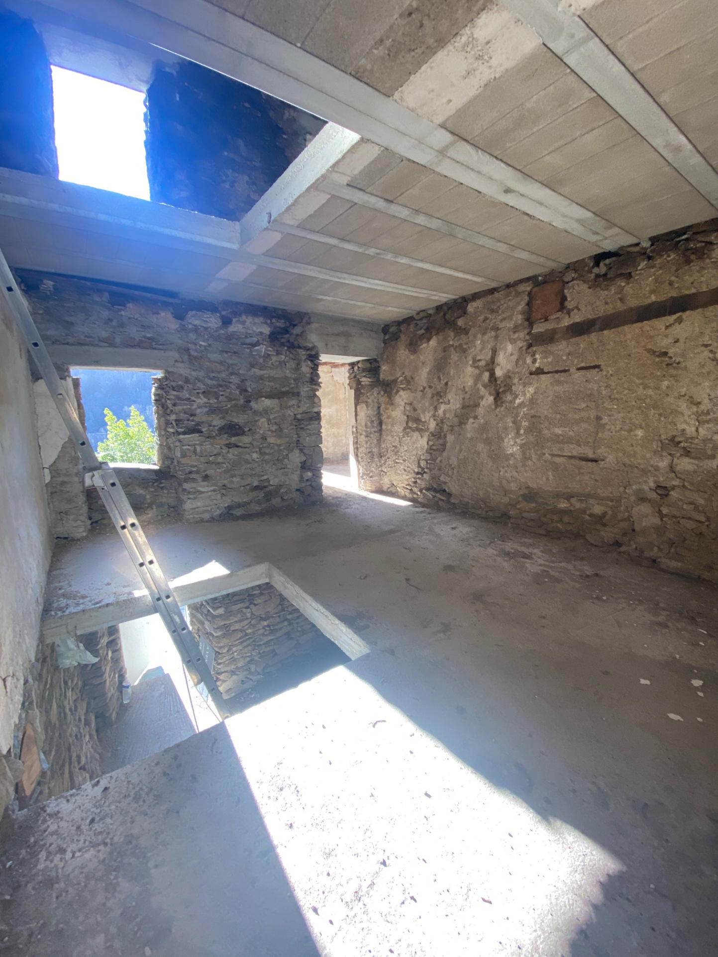 Maison de village mitoyenne, en pierre et toit en lauze avec cave, à rénover.