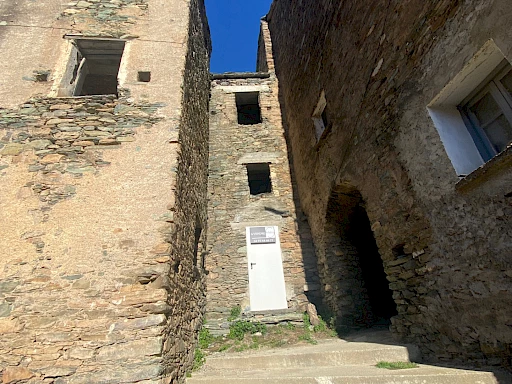 Maison de village mitoyenne, en pierre et toit en lauze avec cave, à rénover.