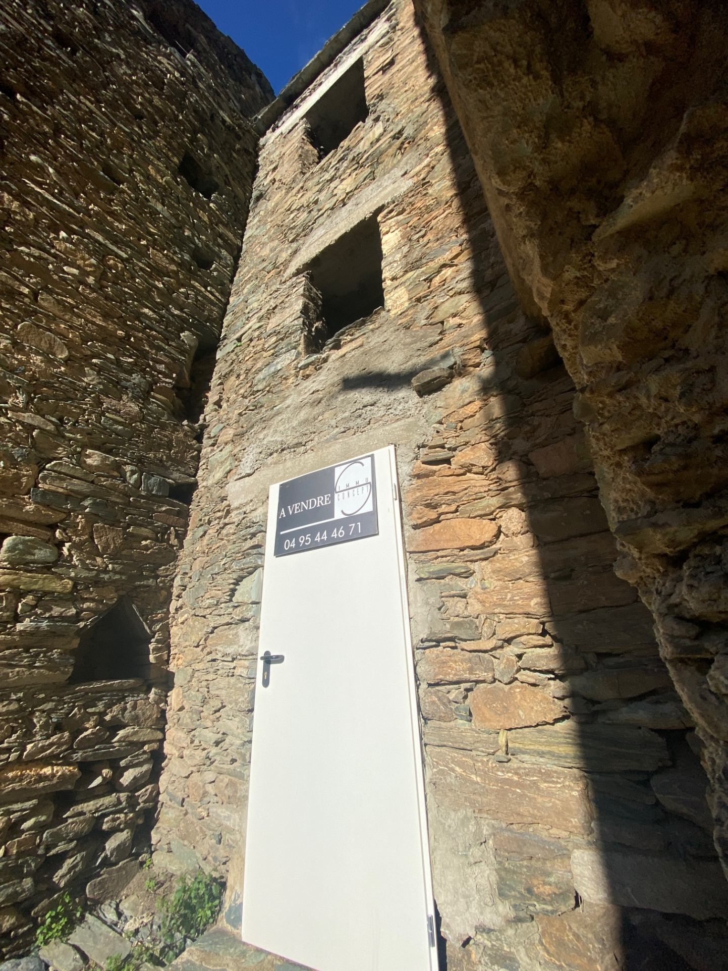 Maison de village mitoyenne, en pierre et toit en lauze avec cave, à rénover.
