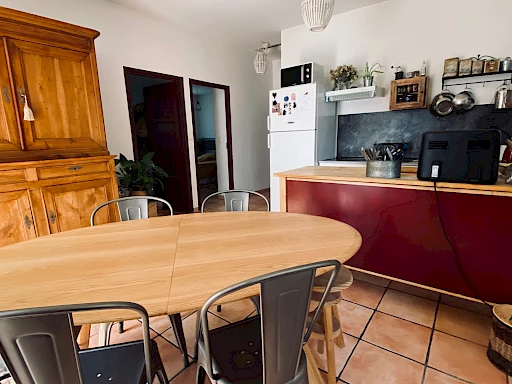 APPARTEMENT T3 AU 1ER ETAGE D'UNE MAISON EN PIERRE