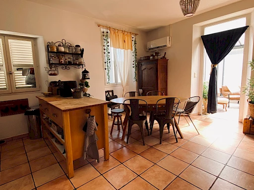 APPARTEMENT T3 AU 1ER ETAGE D'UNE MAISON EN PIERRE