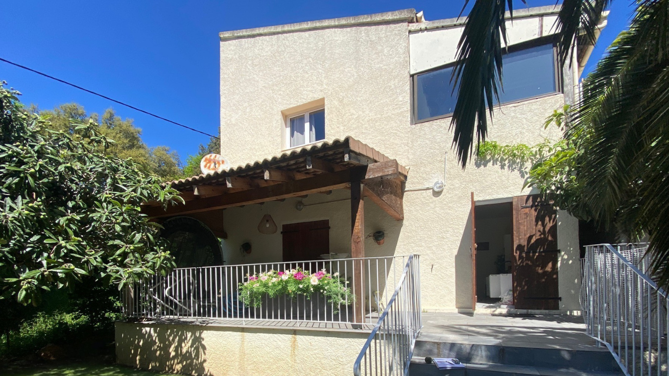 VILLA AVEC PISCINE, CARPORT, PARKINGS, ATELIERS, STUDIO AVEC JARDIN, APPARTEMENT T3 AVEC PISCINE ET JARDIN