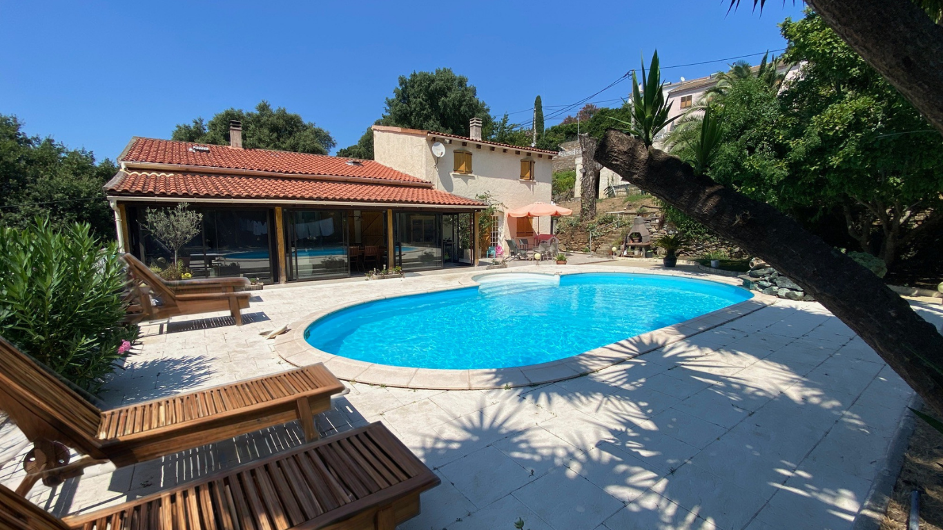 VILLA AVEC PISCINE, CARPORT, PARKINGS, ATELIERS, STUDIO AVEC JARDIN, APPARTEMENT T3 AVEC PISCINE ET JARDIN