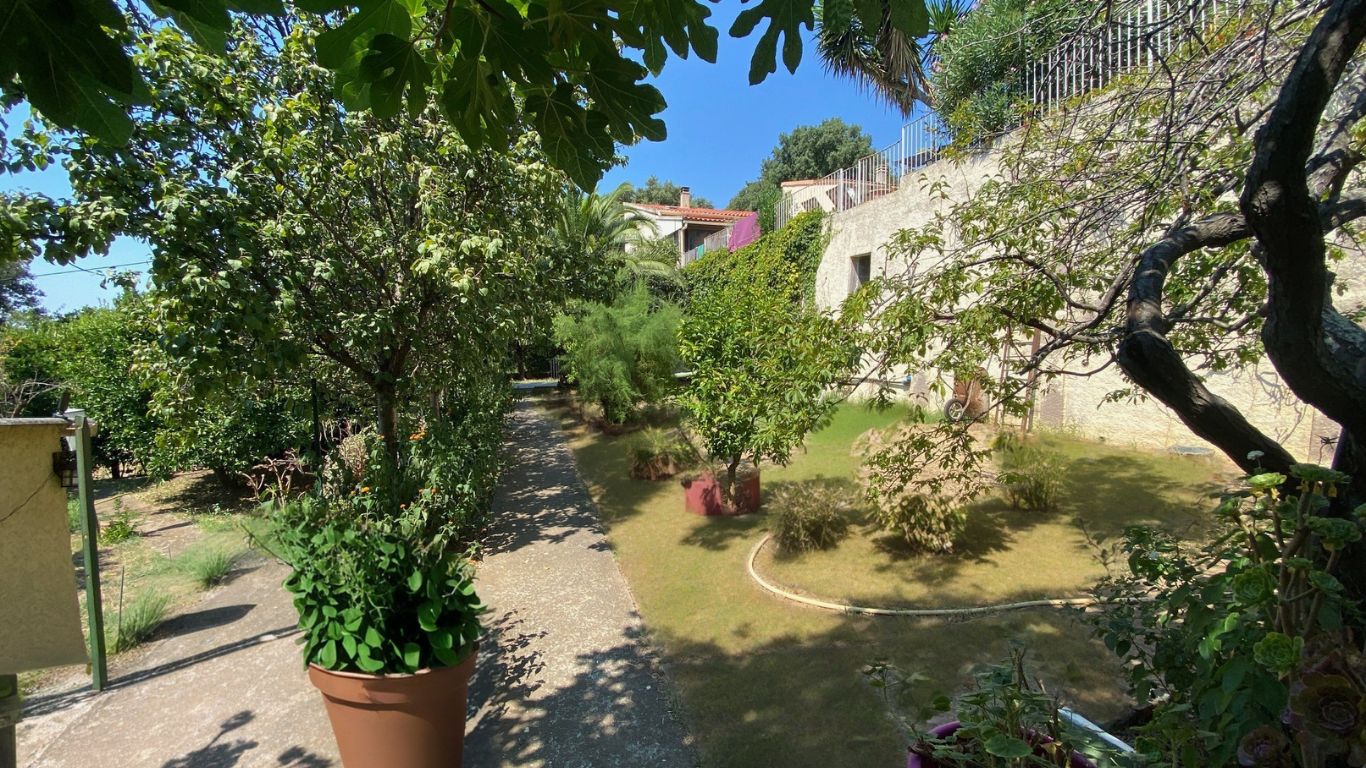 VILLA AVEC PISCINE, CARPORT, PARKINGS, ATELIERS, STUDIO AVEC JARDIN, APPARTEMENT T3 AVEC PISCINE ET JARDIN