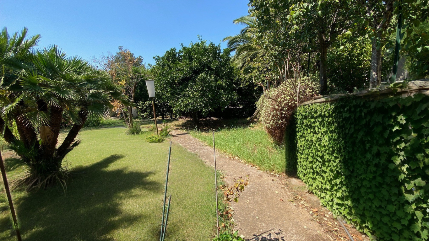 VILLA AVEC PISCINE, CARPORT, PARKINGS, ATELIERS, STUDIO AVEC JARDIN, APPARTEMENT T3 AVEC PISCINE ET JARDIN