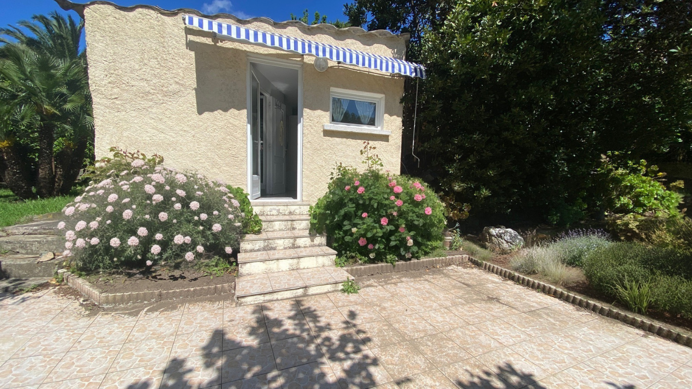 VILLA AVEC PISCINE, CARPORT, PARKINGS, ATELIERS, STUDIO AVEC JARDIN, APPARTEMENT T3 AVEC PISCINE ET JARDIN