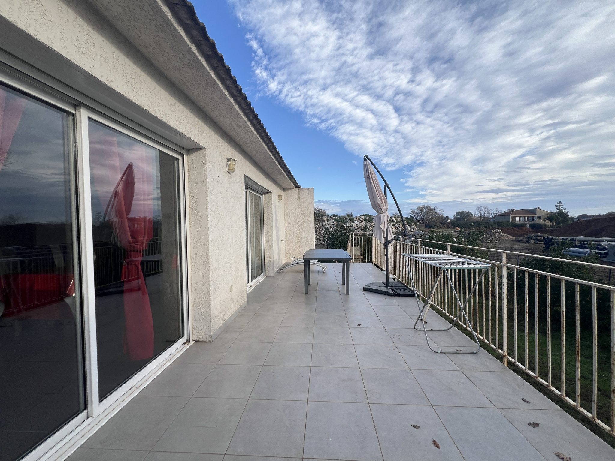 MAISON MITOYENNE DE PLAIN PIED AVEC JARDIN, TERRASSE ET CAVE.