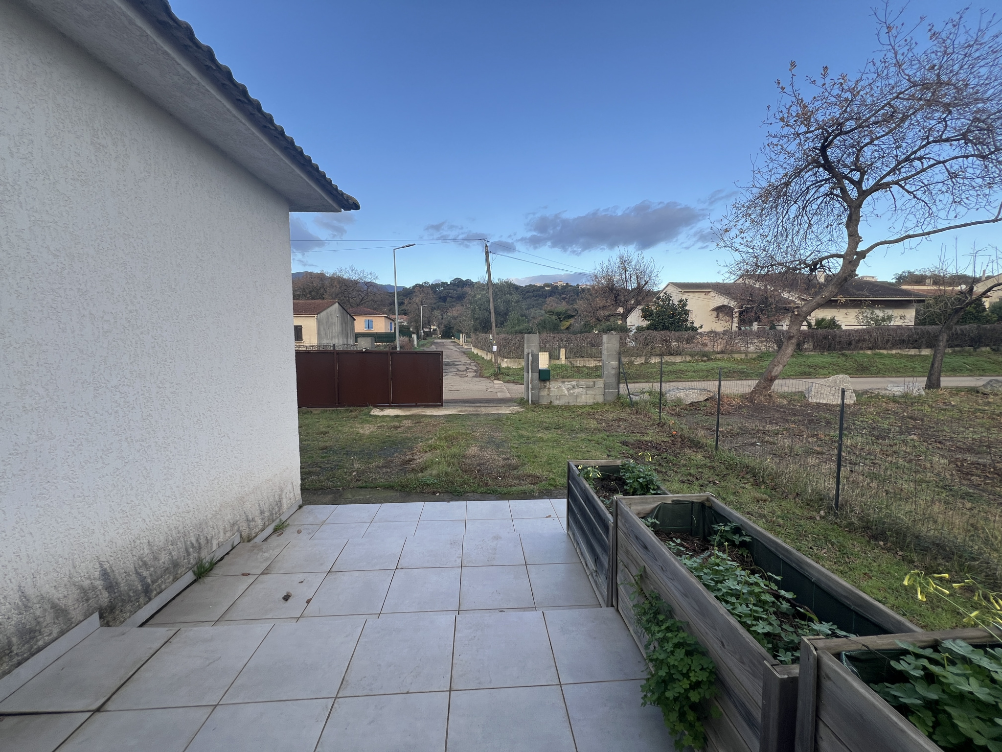 MAISON MITOYENNE DE PLAIN PIED AVEC JARDIN, TERRASSE ET CAVE.